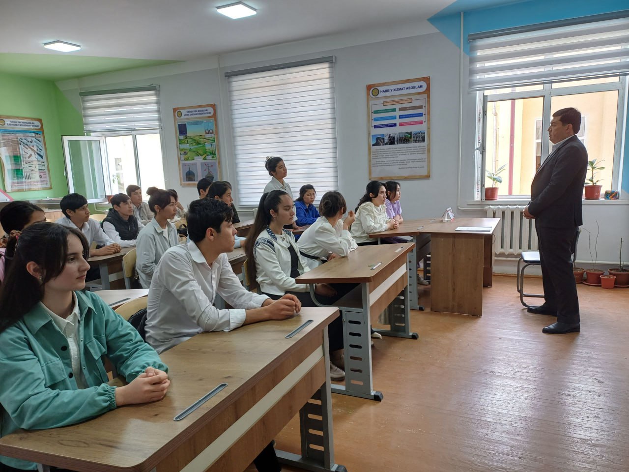 Mashina videoda sik sorayotgan ayollar